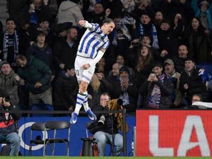ומנגד אויארסבאל חגג שער גדול (Photo by ANDER GILLENEA / AFP via Getty Images)