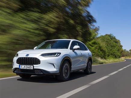 יחידת הנעה היברידית המשלב בין מנוע בנזין 2.0 ליטר ומנוע חשמלי חזק (צילום: ספורט 5)