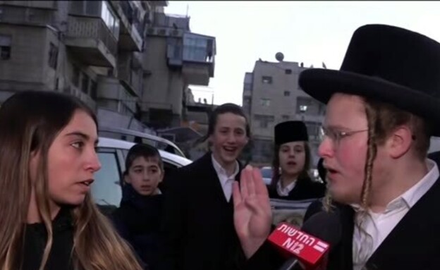 צוות חדשות 12 הותקף בידי מפגינים