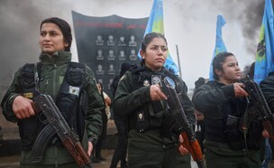 חיילות של הכוחות הכורדיים (צילום: AP)