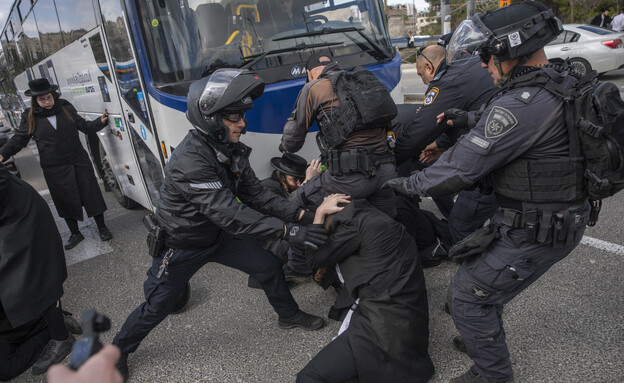 חרדים מפגינים נגד נתיחת גופות התינוקות