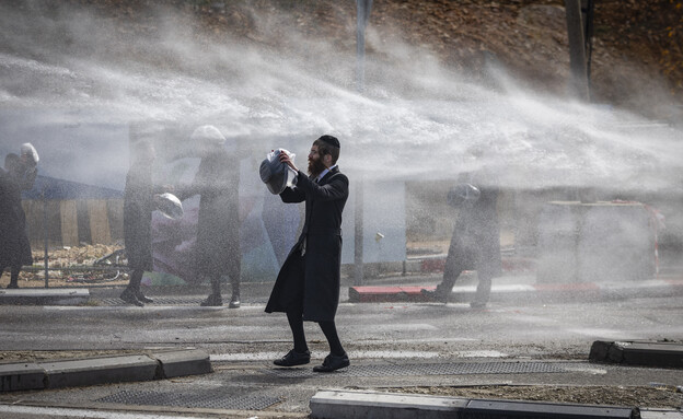 חרדים מפגינים נגד נתיחת גופות התינוקות