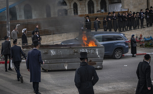 חרדים מפגינים נגד נתיחת גופות התינוקות
