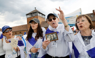 ניצול השואה שפיגלמן ומשפחתו במצעד החיים 2025 (צילום: WOJTEK RADWANSKI, AFP via Getty Images)