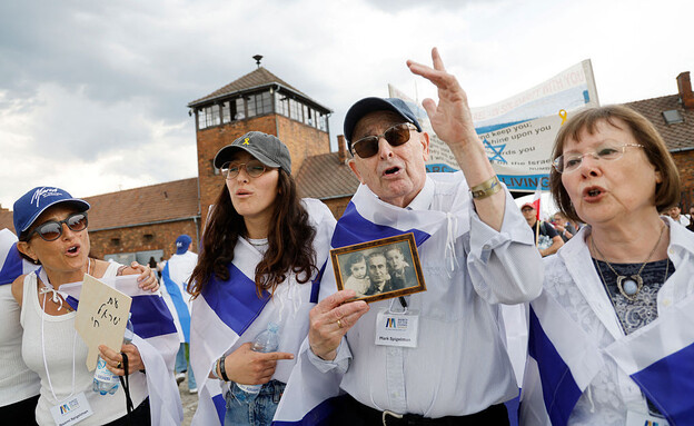 ניצול השואה שפיגלמן ומשפחתו במצעד החיים 2025 (צילום: WOJTEK RADWANSKI, AFP via Getty Images)