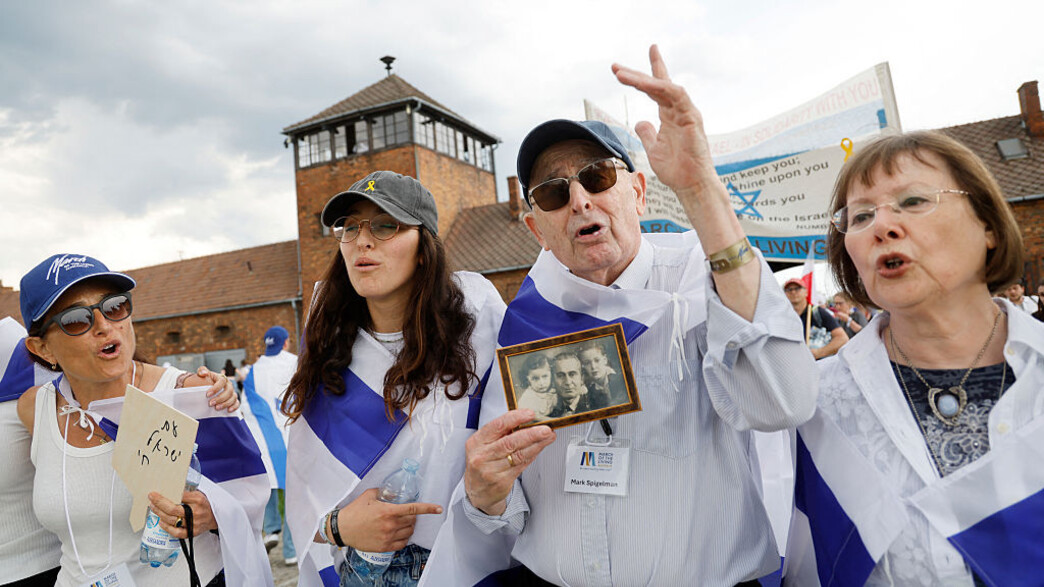 ניצול השואה שפיגלמן ומשפחתו במצעד החיים 2025