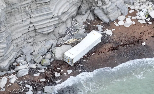 חוף הים בסקסס בריטניה כוסה בצ'יפס