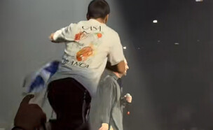 מעריץ התפרץ לבמה בהופעה של עומר אדם בפריז (צילום: TikTok)