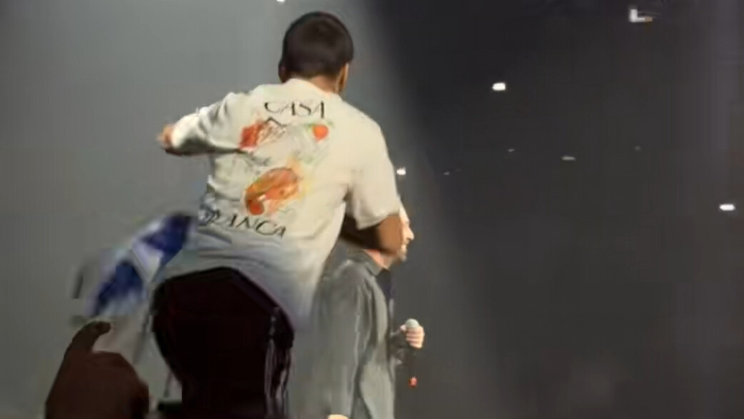 מעריץ התפרץ לבמה בהופעה של עומר אדם בפריז