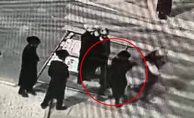 מפגין דוחף אדם מבוגר