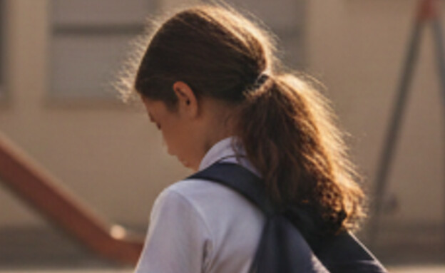 תלמידת בית ספר (AI: mako)