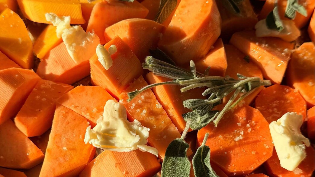 מרק כתום עם טריק שמשנה הכל מרק כתום עם טריק שמשנה הכל