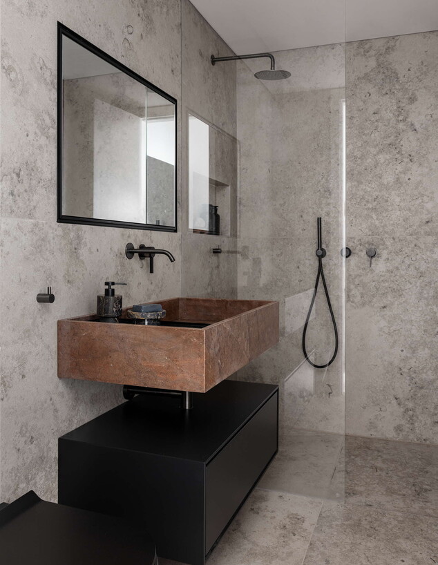 מראה השיש מתוך פרויקט של מעצבת הפנים מאיה שיינברגר