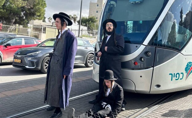 המפגינים חוסמים את הרכבת הקלה