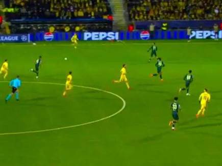 האוגה קיבל את הכדור באגף