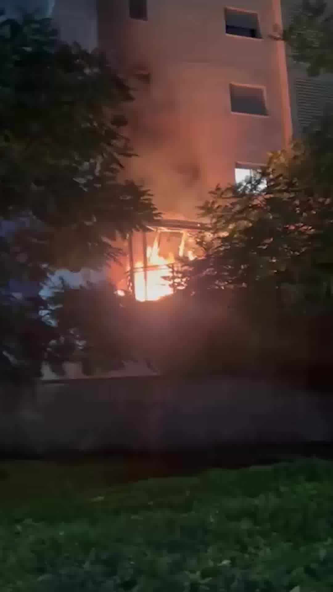 תיעוד: שריפה פרצה בבניין מגורים באשקלון