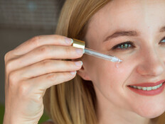 סרום לפנים (צילום: 123rf)