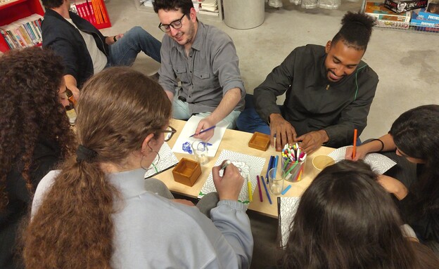 ערב ללא טלפונים בבית רדיקל