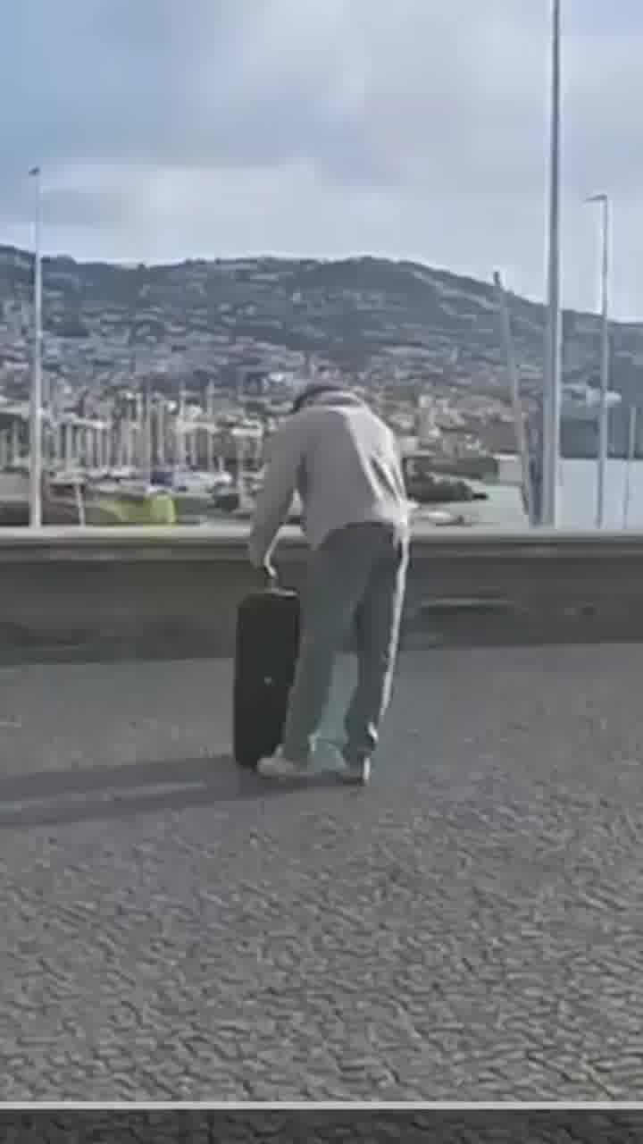 כנראה מעריץ של מסי: צעיר תועד מצית את הפסל של רונאלדו באי מדיירה