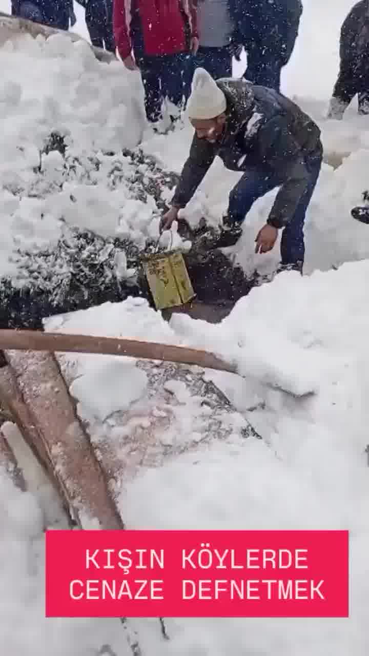 טורקיה: לוויה עוכבה במשך דקות ארוכות כי הגשמים הציפו את חלקת הקבר