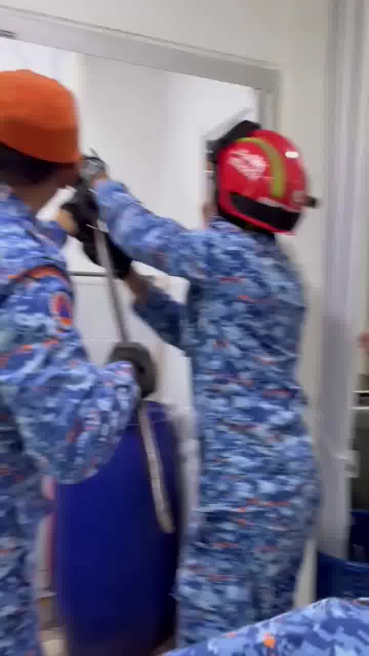 אינדונזיה: שמע רעשים מהתקרה של השירותים - וכולנו כבר יודעים לאן זה הולך, נכון?