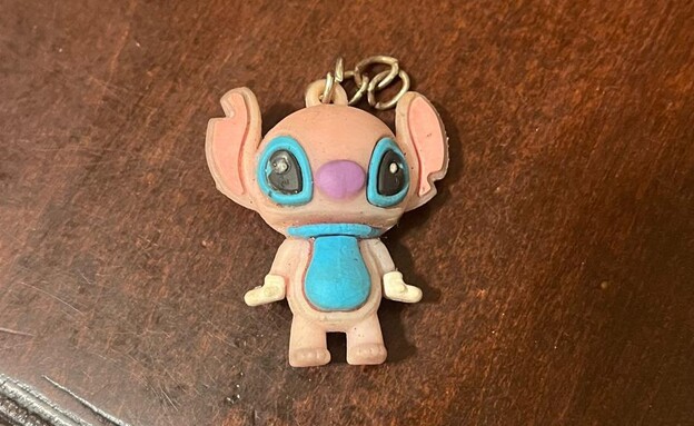 חלק ממחזיק המפתחות של אורפז שנמצא בזירת התאונה