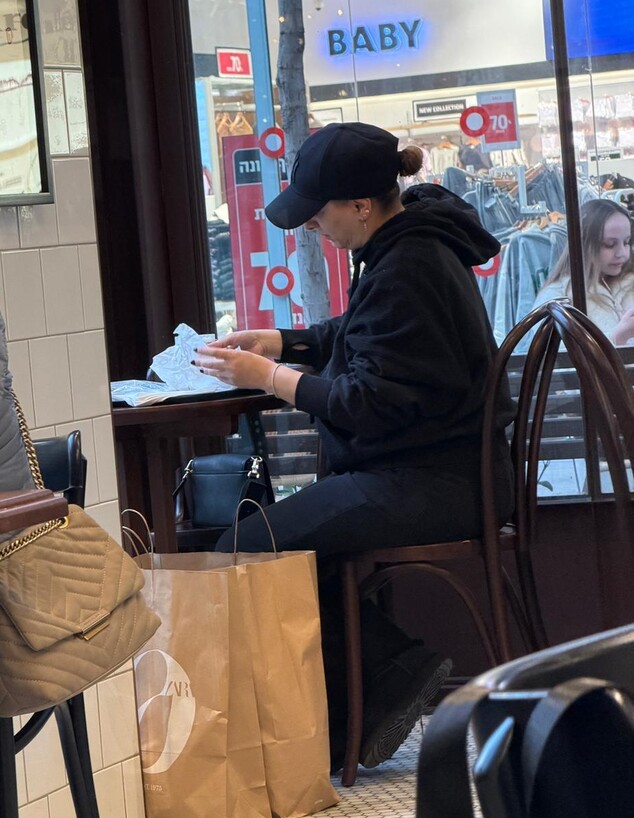 הזמרת הענקית בלתי מזוהה בקניון