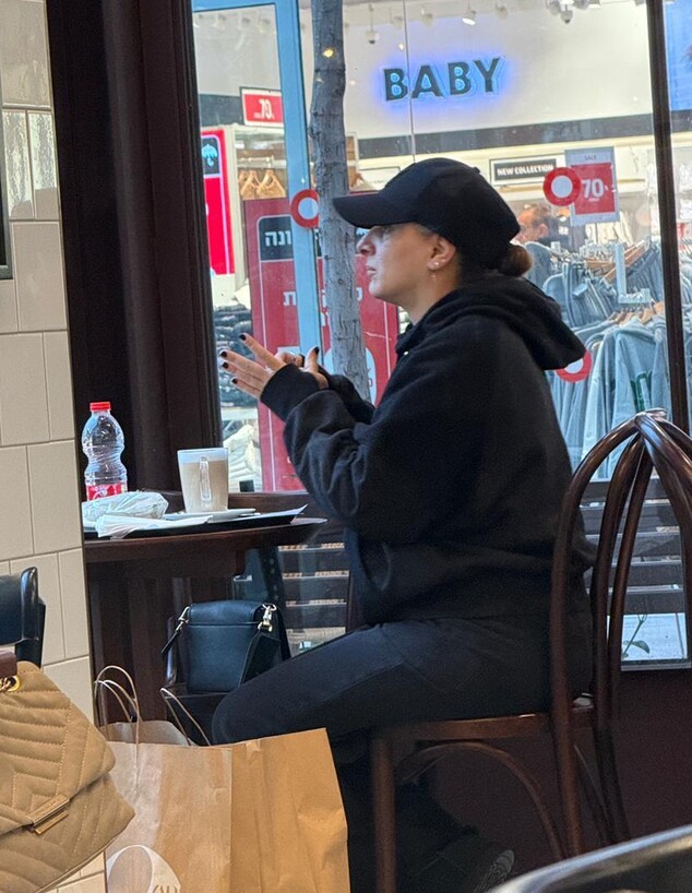 הזמרת הענקית בלתי מזוהה בקניון