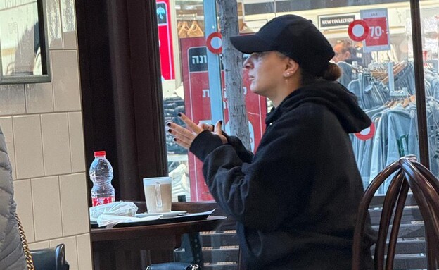 הזמרת הענקית בלתי מזוהה בקניון