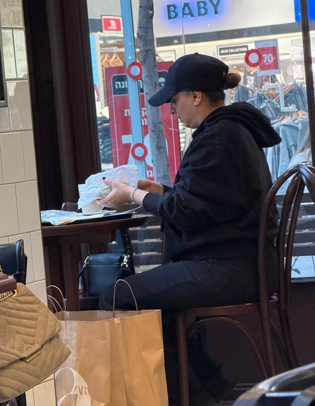 הזמרת הענקית בלתי מזוהה בקניון