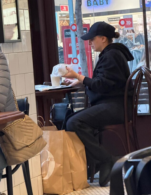 הזמרת הענקית בלתי מזוהה בקניון