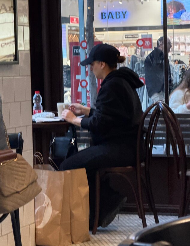 הזמרת הענקית בלתי מזוהה בקניון