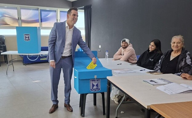 אבי סלמה מצביע בקלפי במהלך יום הבחירות