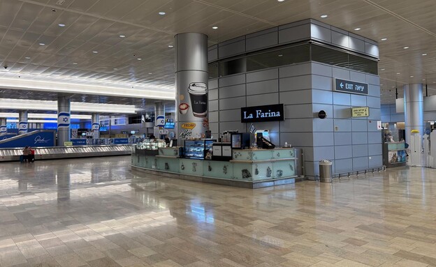 בית הקפה באולם מסועי הכבודה