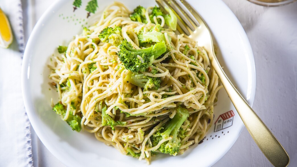 נודלס עם ברוקולי ברוטב חמאת בוטנים נודלס עם ברוקולי ברוטב חמאת בוטנים