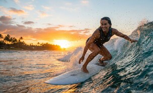 גולשת גלים  (צילום: AI)