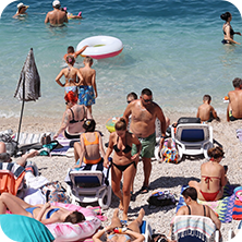 אנשים על חוף הים (צילום: Jure Divich, shutterstock)