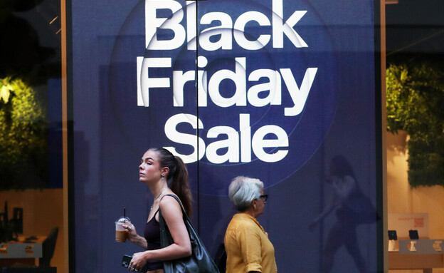 קונים מול שלט מכירות של בלאק פריידי (צילום: Getty Images)