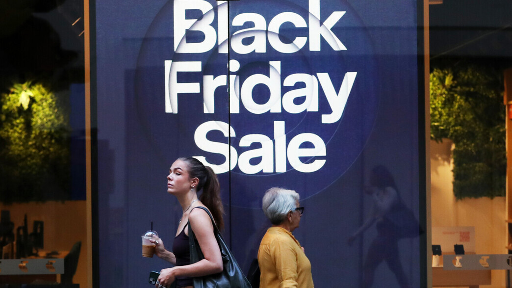 קונים מול שלט מכירות של בלאק פריידי קונים מול שלט מכירות של בלאק פריידי