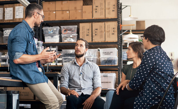 קבוצת עובדים יושבת במשרד (אילוסטרציה: Getty Images)