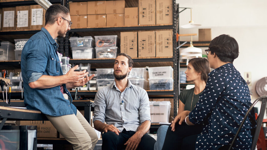 קבוצת עובדים יושבת במשרד קבוצת עובדים יושבת במשרד
