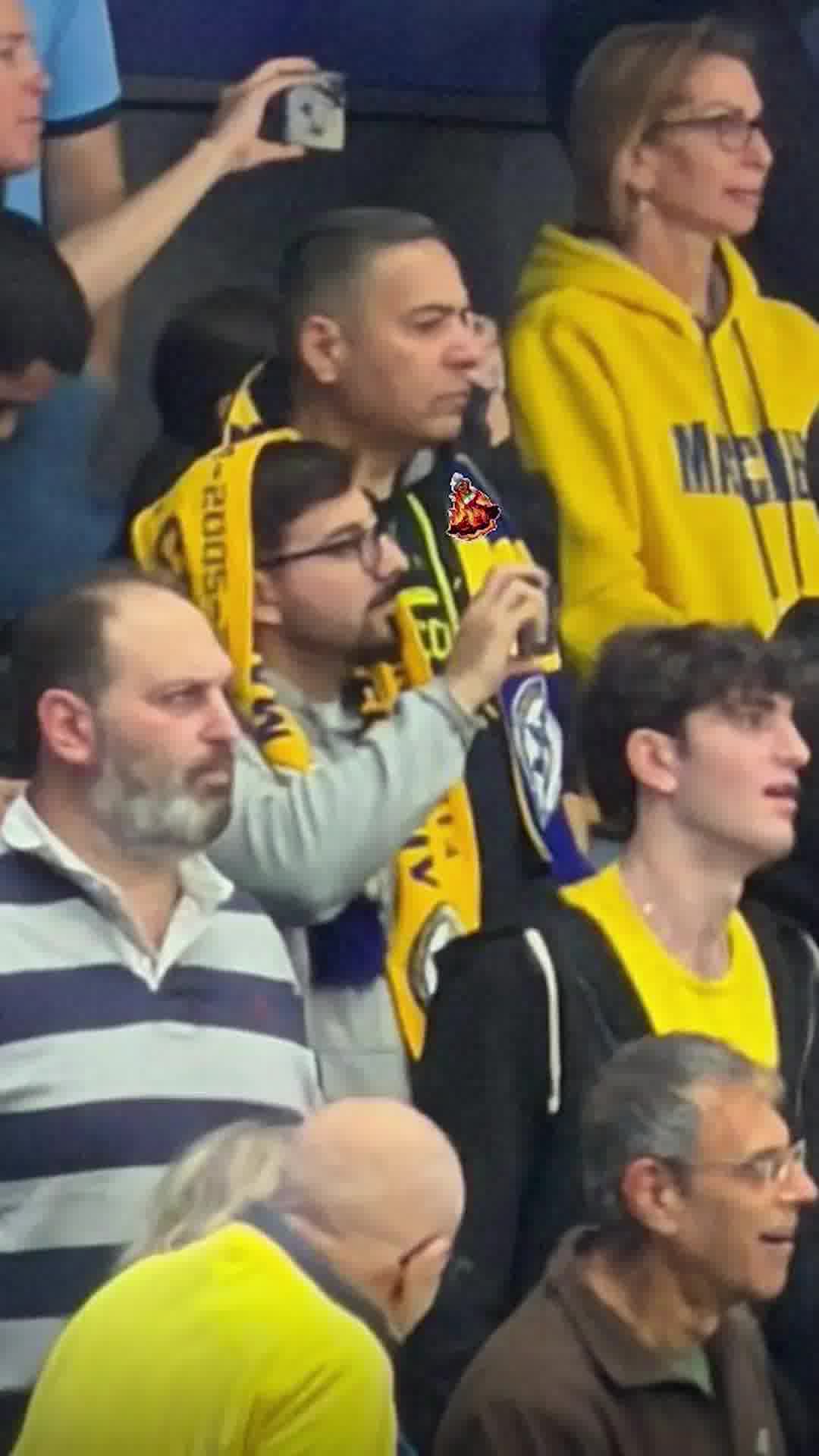 דובר צה"ל אפי דפרין נצפה ביציע של מכבי תל אביב בכדורסל