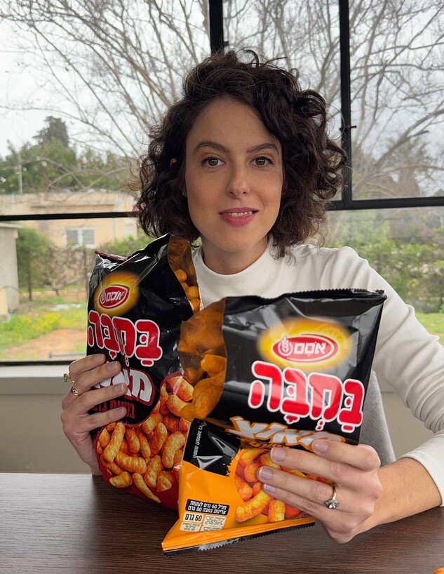 ריטה טועמת. במבה צ'דר ובמבה ברביקיו