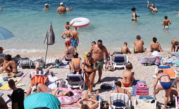 אנשים על חוף הים