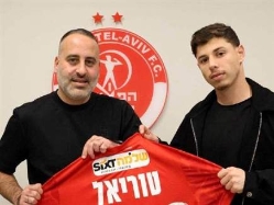 (טוריאל לצד סוכנו זיו סולומוביץ) (צילום: ספורט 5)