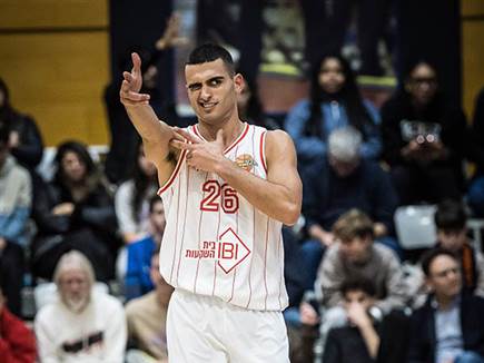 חזק בכותרות (עודד קרני) (צילום: ספורט 5)