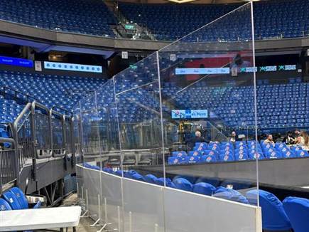 מחיצת הזכוכית מאחורי ספסל פאו (צילום: ספורט 5)