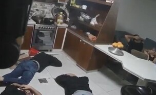 פשיטת לוחמי ימ"מ על דירת המסתור ברמאללה (צילום: דוברות המשטרה)