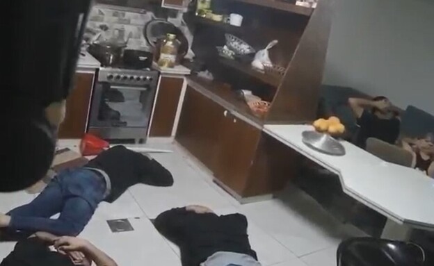 פשיטת לוחמי ימ"מ על דירת המסתור ברמאללה (צילום: דוברות המשטרה)