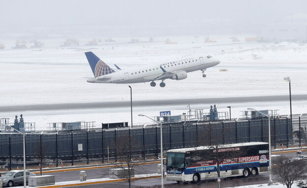 נמל תעופה בשיקאגו על רקע שלג ומסלולי המראה קפואים